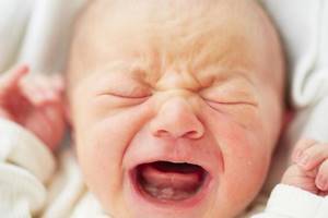 Ребенок при кормлении выгибается и плачет: почему