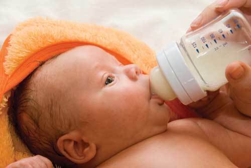 Почему ребенок срыгивает после кормления грудным молоком