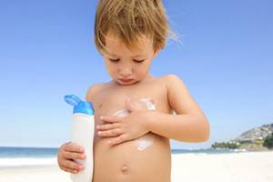Солнцезащитный крем для детей до года: рейтинг средств и как выбрать правильно