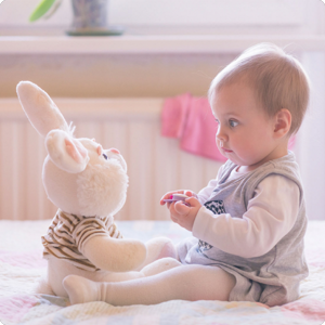 Ребенок в 7 месяцев: что должен уметь делать, как с ним играть и норма развития