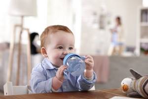 Режим дня ребенка в 7 месяцев: примерный распорядок по часам, процедуры и игры