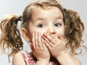 От ребенка пахнет кислым: почему и что делать