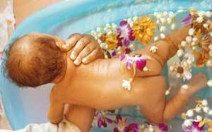 Травы для купания новорожденного: в каких можно и показания к использованию