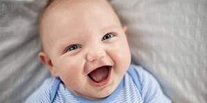 Когда ребенок начинает улыбаться и смеяться осознанно в голос: как ускорить